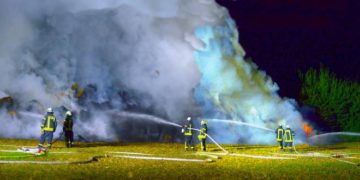 Strohballenbrand auf Ackerfläche – Kriminalpolizei ermittelt