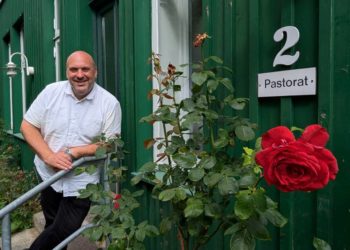 Pastor mit Harley und HSV-Schal 