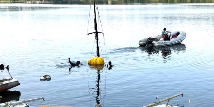Taucher bergen Segelboot im Domsee