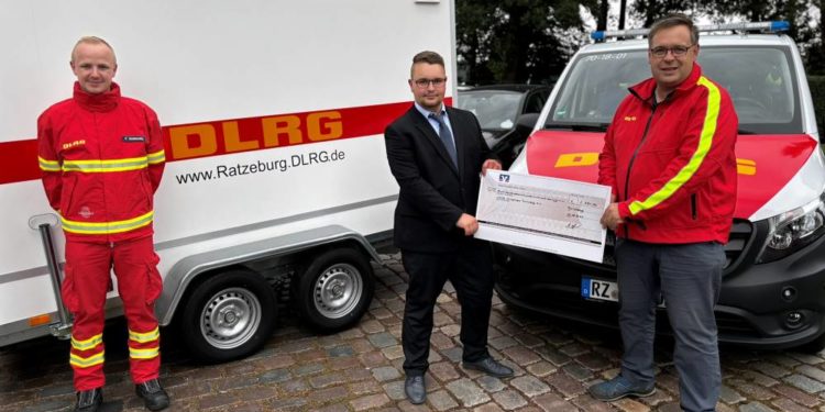 DLRG Ratzeburg erhält Spende für neuen Fahrzeuganhänger
