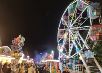 Fahrgeschäfte, Zuckerwatte und gebrannte Mandeln in Geesthacht
