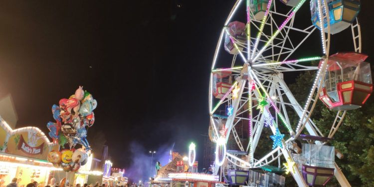 Fahrgeschäfte, Zuckerwatte und gebrannte Mandeln in Geesthacht