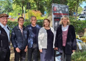 Kranzniederlegung am Gedenkstein für Russlanddeutsche Flüchtlinge von 1930