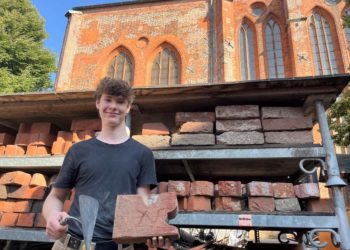 ‚Schönes erhalten‘: Erster Lehrling bei der Kirchenbauhütte
