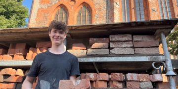 ‚Schönes erhalten‘: Erster Lehrling bei der Kirchenbauhütte