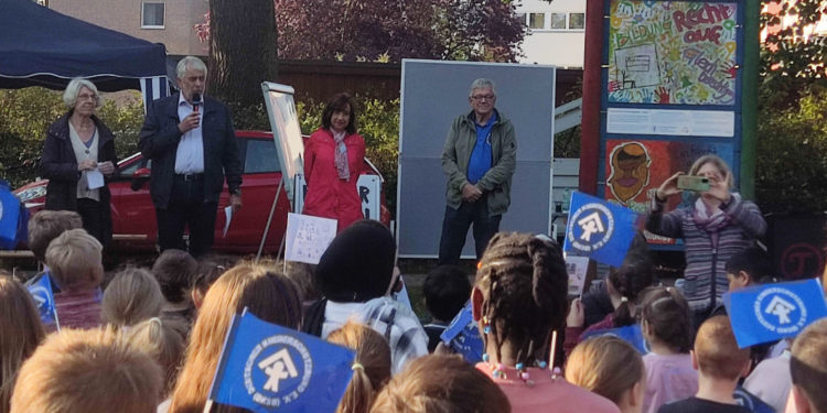 Grundschulkinder verwandeln Platz der Kinderrechte in blaues Fahnenmeer