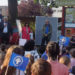 Grundschulkinder verwandeln Platz der Kinderrechte in blaues Fahnenmeer
