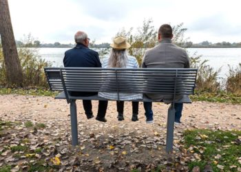 Stadt stellt erste Baumelbank in Geesthacht auf