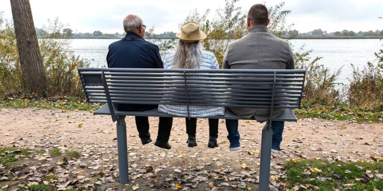Stadt stellt erste Baumelbank in Geesthacht auf