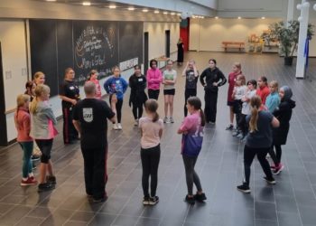 Mädchen lernen sich zu wehren