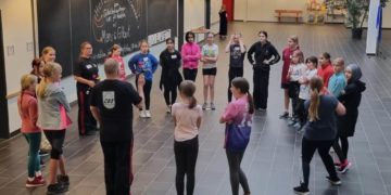 Mädchen lernen sich zu wehren