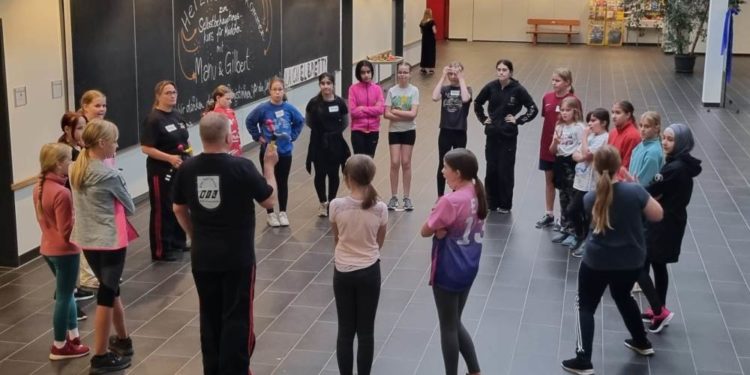 Mädchen lernen sich zu wehren