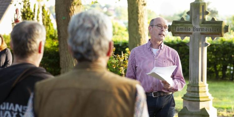 ‚Endlich und lebendig‘: Aktionen am Tag des Friedhofs in Lauenburg