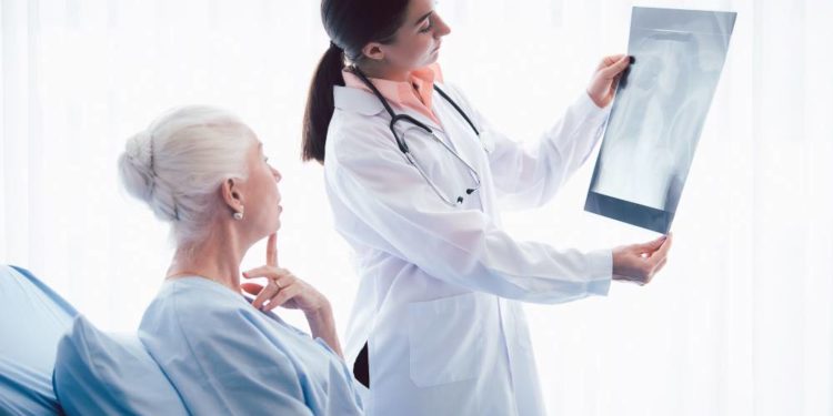 Deutlich mehr Frauen als Männer von Osteoporose betroffen