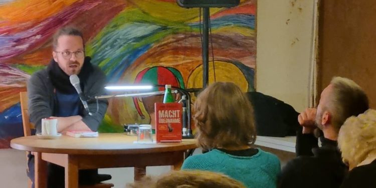 Lesung ‚Machtübernahme‘ mit Arne Semsrott