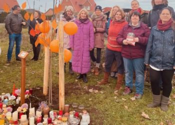 Büchen setzt ein Zeichen gegen Femizide: Baum des Gedenkens gepflanzt