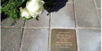 Reinigung des ‚Stolperstein‘ im Gedenken an Aenne Raaz in Ratzeburg