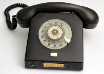 Zwei Telefone aus Ost und West