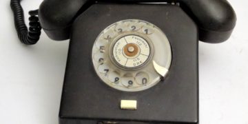 Zwei Telefone aus Ost und West