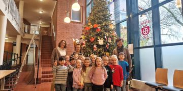 Kita-Kinder zaubern Weihnachtsglanz ins Stadthaus