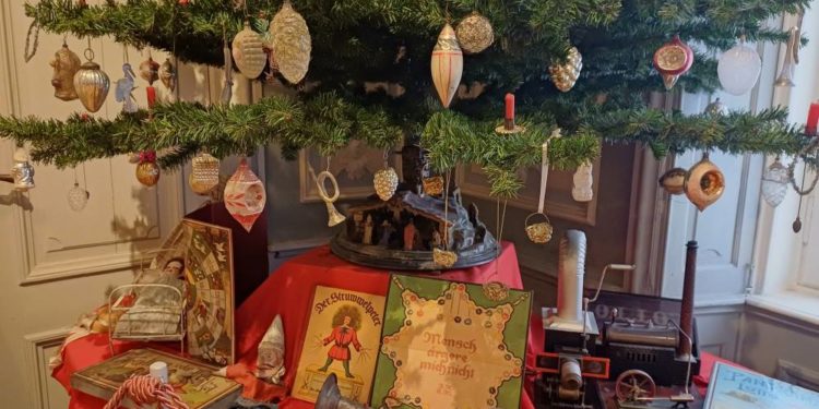 Alle Jahre wieder – Weihnachtsschmuck und Modelleisenbahn aus alter Zeit