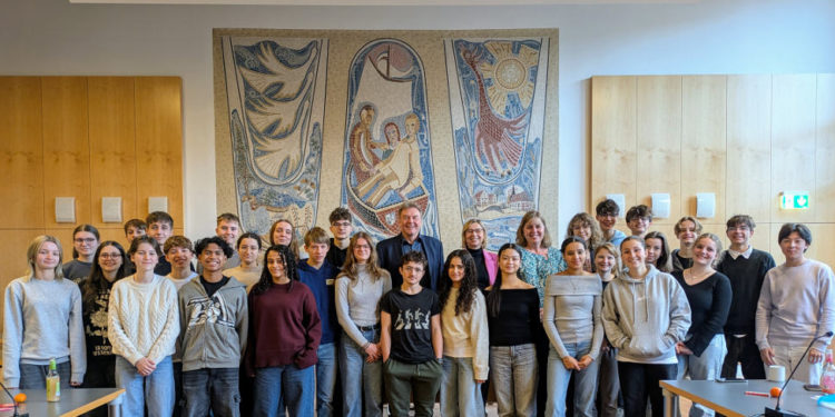 Schüler aus Plaisir besuchen Geesthachter Rathaus