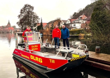 DLRG Mölln stellt neues Einsatzboot in Dienst