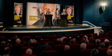 Podiumsdiskussion im Burgtheater Ratzeburg: Wolfgang Kubicki, Judith Gauck, Johannes Basler und Reinhold von Eben-Worleé diskutieren über die „Wirtschaftswende", während das Publikum aufmerksam folgt. Foto: M. Turowski