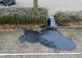 Mölln: Wer führte seinen Ölwechsel auf einem Parkplatz durch?