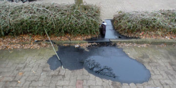 Mölln: Wer führte seinen Ölwechsel auf einem Parkplatz durch?