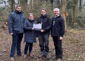 Spende für Waldpflege-Projekt: RAMPA und Kirchengemeinde treiben Renaturierung bei Büchen voran