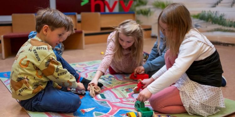 Der hvv-Spielteppich für Kitas und Vorschulen ist da
