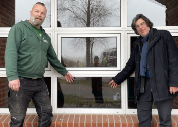 Neue Glasscheibe für das Sportzentrum Berkenthin – dank großzügiger Spende