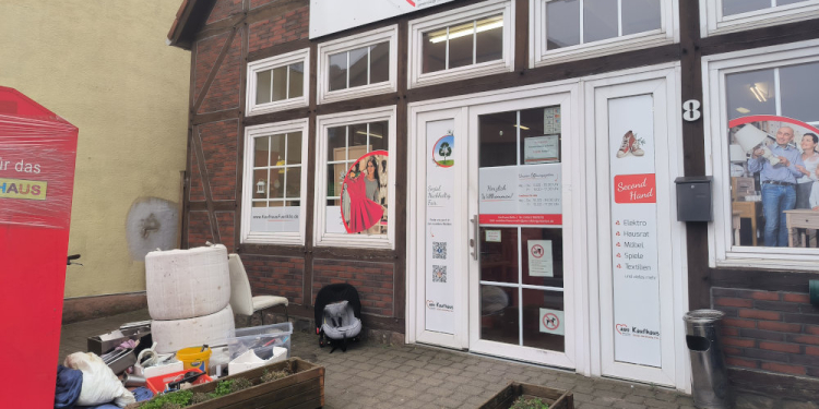 Illegale Müllablagerung vor dem AWO Kaufhaus Mölln sorgt für Ärger