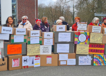 „Omas gegen Rechts“ errichten symbolische Brandmauer