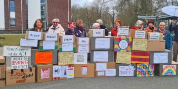 „Omas gegen Rechts“ errichten symbolische Brandmauer