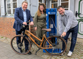 Herzogtum Lauenburg Marketing und Service übergibt zwei neue Fahrradservicestationen an die Stadt Geesthacht