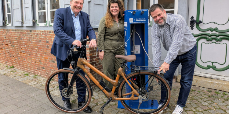 Herzogtum Lauenburg Marketing und Service übergibt zwei neue Fahrradservicestationen an die Stadt Geesthacht