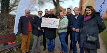 13.700 Euro für MINT-Bildung: Erfolgreiche Spendenübergabe des Dombasars