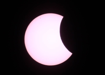 Partielle Sonnenfinsternis bei bestem Frühlingswetter 