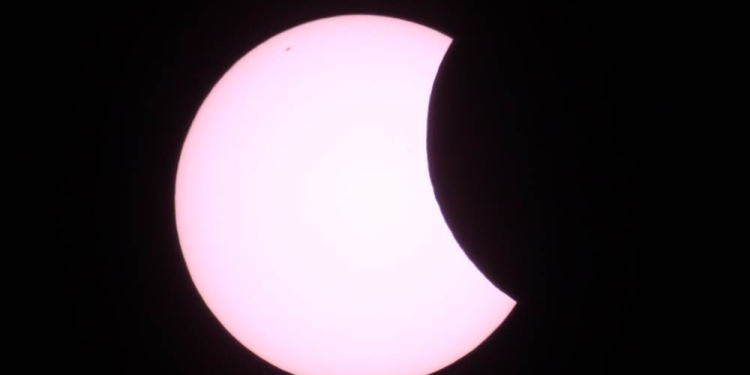 Partielle Sonnenfinsternis bei bestem Frühlingswetter