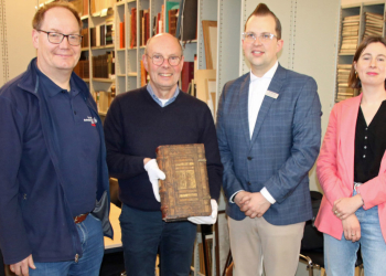 Restaurierter Kirchenbibliotheksband kehrt ins Möllner Stadtarchiv zurück