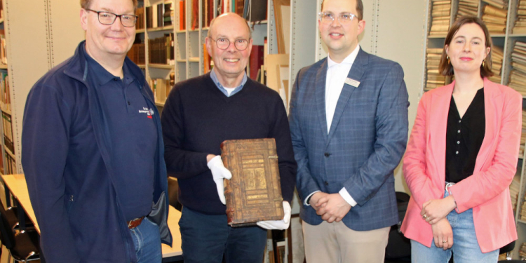 Restaurierter Kirchenbibliotheksband kehrt ins Möllner Stadtarchiv zurück