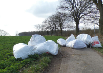 Unbekannte entsorgen mehrere Kubikmeter Mineralwolle auf einem Feldweg