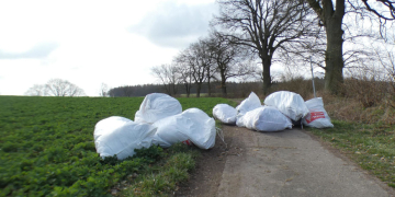 Unbekannte entsorgen mehrere Kubikmeter Mineralwolle auf einem Feldweg