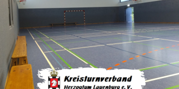 Mädchen zeigen ihr Können beim Turnen