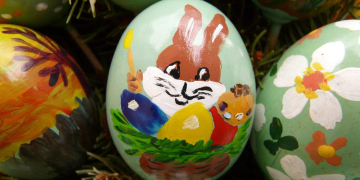 VReG lädt Kinder zur großen Osteraktion ein – Mit Anton wird’s in den Filialen bunt