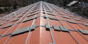 Bürgerenergie Bille realisiert Photovoltaik-Anlage auf der TTK-Hockeyhalle