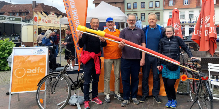 ADFC Mölln-Ratzeburg informiert beim verkaufsoffenen Sonntag über gesetzliche Abstandsregeln