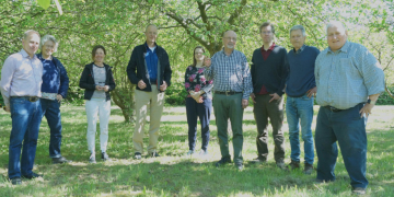 Gruppenfoto auf der Streuobstwiese (v.l.): Thomas Singer, Barbara Kliesch, Anett Helbig, Stefan Büngens, Marie Sophie Koop, Rainer Laatz, Björn Martens, Siegfried Murach, Klaus Schlie. Foto: Claire Goile
